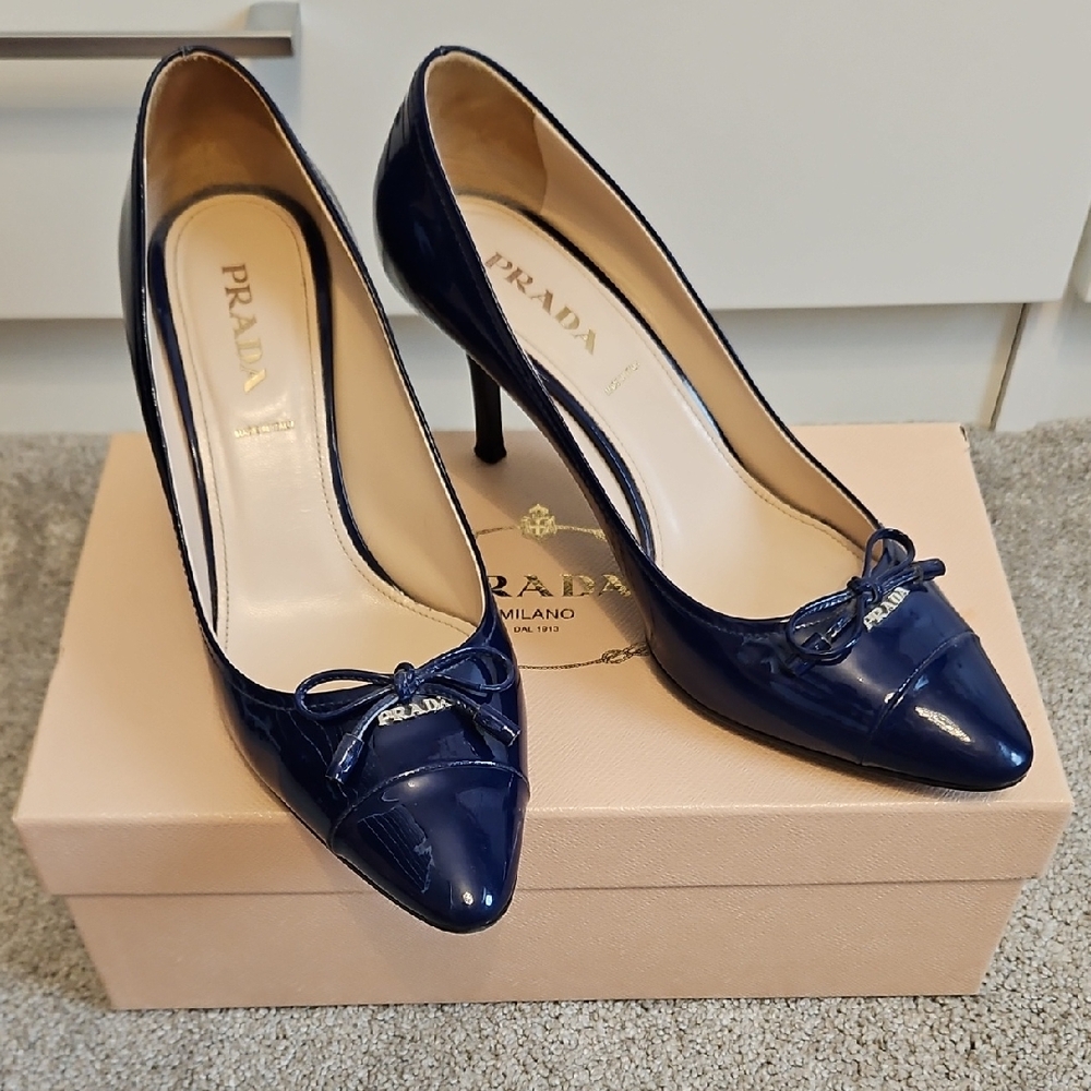 Prada Calzature Donna Navy Patent Bow Heels with Classic Silhouette